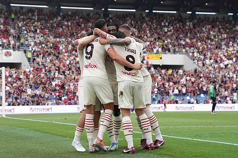 بعد غياب 11 عامًا.. ميلان يعانق الذهب ويتوج بالدوري الإيطالي رسميًا