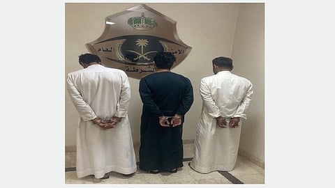 ضبط مواطنين ومقيم