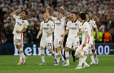 آينتراخت فرانكفورت يتوج بالدوري الأوروبي على حساب رينجرز بركلات الترجيح