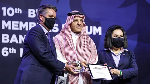 جانب من استلام المقرن جائزة أفضل اتحاد بالعالم للريشة