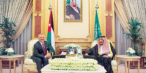 جانب من لقاء سابق بين خادم الحرمين الملك سلمان وملك الأردن عبدالله الثاني