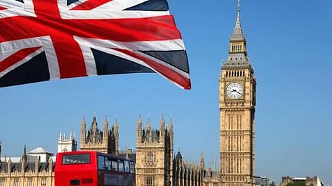 بريطانيا تفرض ضريبة استثنائية على شركات الطاقة لمعالجة أزمة تكلفة المعيشة