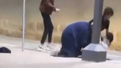 فتاة تعتدي على زميلتها في الرياض