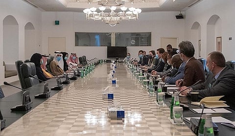 الجبير يستقبل وفدًا من الكلية الملكية البريطانية
