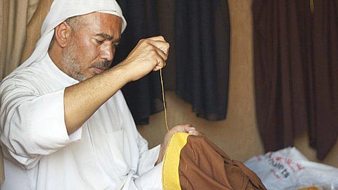 صناعة البشت الحساوي - ارشيفية