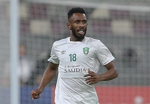 لاعب الأهلي طلال عبسي