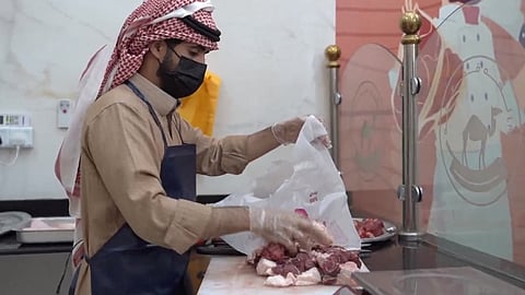 شاب سعودي ترك الهندسة للعمل بالجزارة