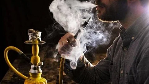تأثير تدخين الشيشة على الأسنان واللثة