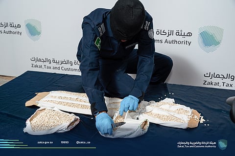 إحباط تهريب 300 ألف حبة كبتاجون بمنفذ الحديثة مخبأة داخل خزان وقود ومشدات طبية