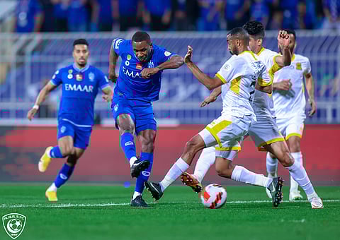 تعرف على اللاعبين المهددين بالإيقاف من الاتحاد والهلال في جولة التتويج بالدوري