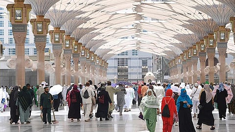 «المظلات الكهربائية والرخام البارد» توفّر الأجواء الملائمة في ساحات المسجد النبوي