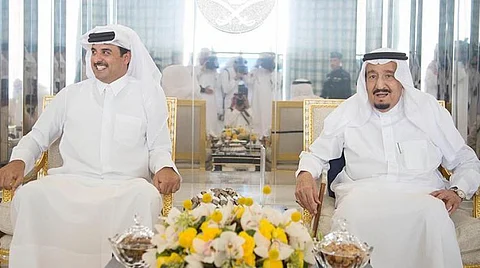 خادم الحرمين وولي العهد يهنئان أمير قطر بذكرى توليه مهام الحكم