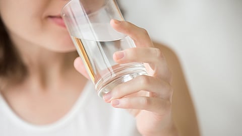 تناول الماء قبل الوجبات بنصف ساعة يقلل الوزن