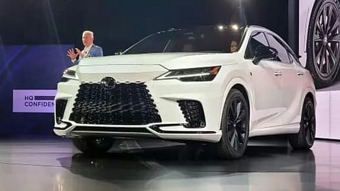 لكزس تكشف عن RX موديل 2023 الأكثر جمالاً