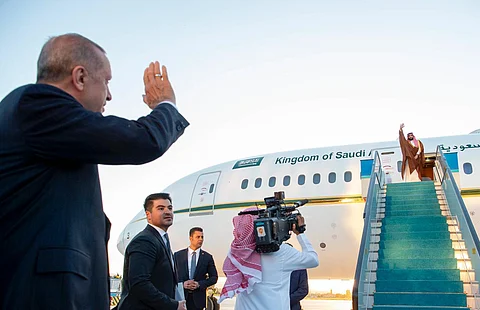 ولي العهد يبعث برقية شكر للرئيس التركي لدى مغادرته أنقرة