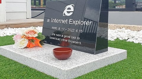 شاب كوري يدفن متصفح إنترنت إكسبلورر