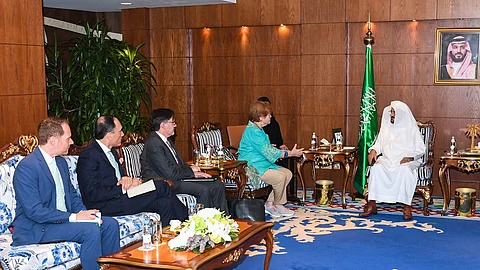 وزير الشؤون الإسلامية يلتقي المبعوث الخاص لرصد ومكافحة معادة السامية بالخارجية الأمريكية