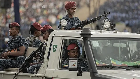 مقتل طفل وإصابة 7 من أسرة واحدة في قصف حوثي بالطيران المسير بالحديدة