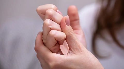 أضرار فرقعة الأصابع