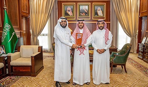 نائب أمير حائل يُكرّم منيف السلماني