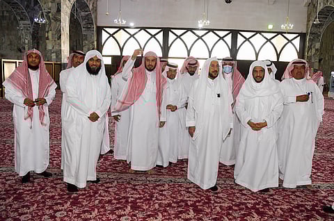 وزير الشؤون الإسلامية يوجه بفرش جامع الملك فهد في الطائف بالسجاد الفاخر