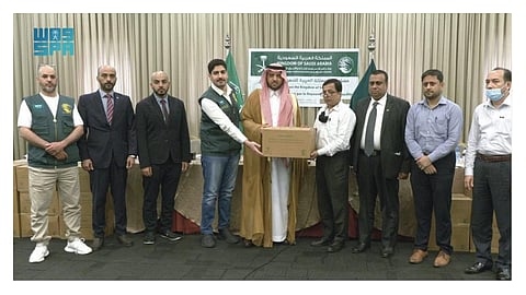 جانب من تسليم هدية المملكة من التمور