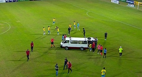 سقوط لاعب في الدوري المصري بطريقة مفزعة والإسعاف تدخل لإنقاذه