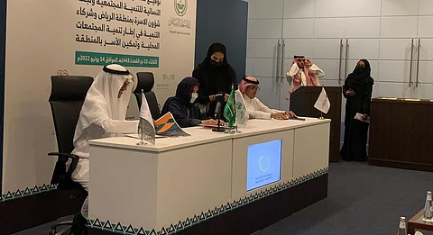 موارد الرياض يوقع مذكرة تعاون مع اللجنة النسائية للتنمية المجتمعية ولجنة شؤون الأسرة
