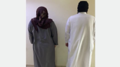 الإطاحة بمواطنين اعتديا على موظف في مركز تجاري بالرياض