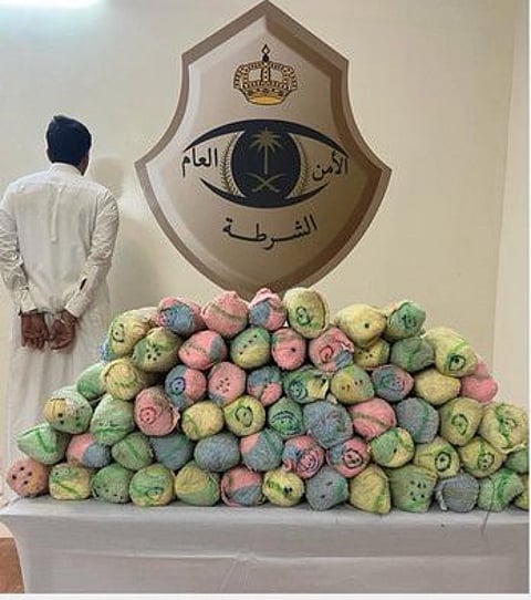 القبض على شخص بحوزته 73 كيلو جرامًا من القات المخدر بعسير