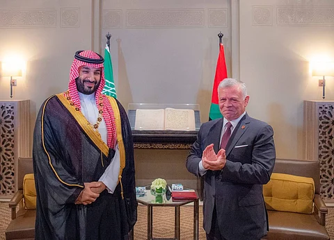 ملك الأردن يقدم قلادة الحسين بن علي للأمير محمد بن سلمان