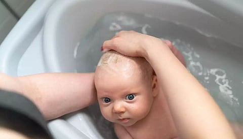 استحمام الطفل الرضيع