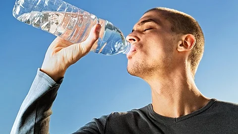 علامات تحذرك من الإفراط في شرب المياه