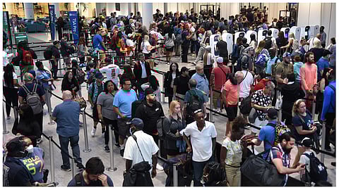 مسافرون ينتظرون في أحد المطارات