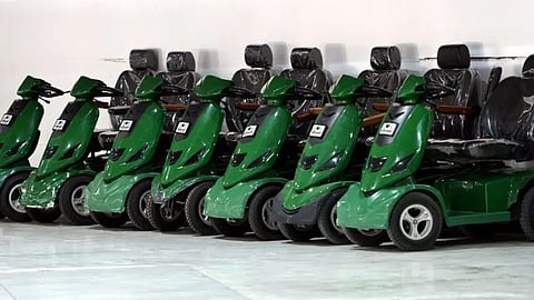 عربات كهربائية حديثة لمساعدة الحجاج