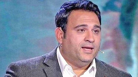 على الهواء.. أكرم حسني يكشف تفاصيل أزمة أغنية «للي» لمحمد منير