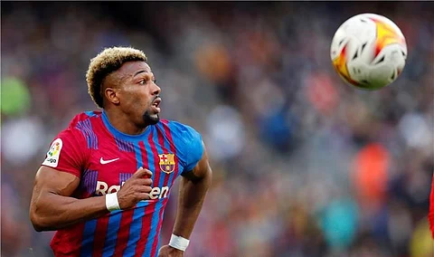 برشلونة يعلن رسميًا رحيل أداما تراوري ولوك دي يونج