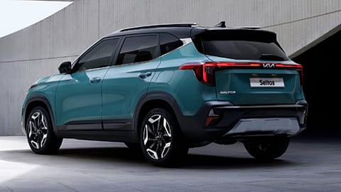 كيا تنشر صور سيلتوس 2023 المُحسنة وقمرة القيادة الرقمية