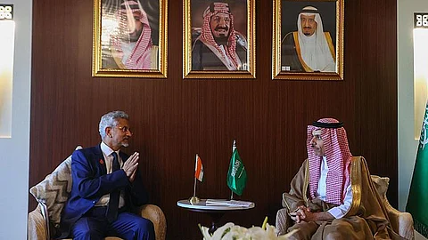 وزير الخارجية ونظيره الهندي يبحثان دعم وتعزيز العلاقات بين البلدين