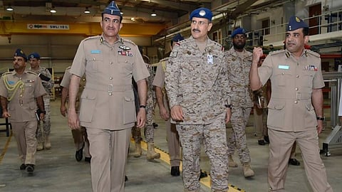 قائد القوات الجوية يزور سلاح الجو السلطاني العُماني