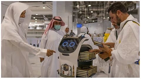 توزيع هدية خادم الحرمين الشريفين من المصاحف الشريفة على الحجاج المغادرين