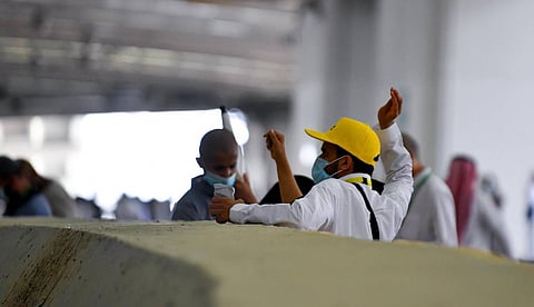 حجاج بيت الله الحرام يرمون اليوم الجمرات الثلاث في أول أيام التشريق