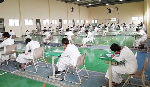 طلاب يؤدون الاختبارات النهائية