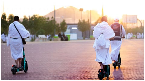 الجاسر يقف على تجربة "السكوتر الكهربائي" التي تم تنفيذها لأول مرة في موسم حج هذا العام