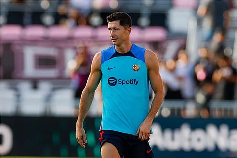 برشلونة يوقف عملية بيع قميص ليفاندوفسكي بسبب «حرف»