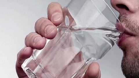 8 أعراض لنقص السوائل في الجسم