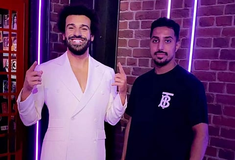 سالم الدوسري بجوار تمثال محمد صلاح