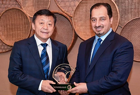 المسحل يلتقي رئيس اتحاد شرق آسيا في طوكيو
