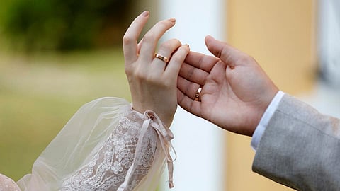 راحت عليه نومه.. إلغاء حفل زفاف بريطاني بسبب اختفاء العريس