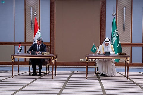 وزير الطاقة خلال مراسم التوقيع
